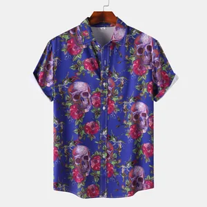 Λεπτομερής προβολή ανδρικού πουκάμισου με κοντό μανίκι και τύπωμα νεκροκεφαλής.