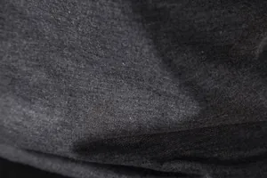 Gros plan macro sur le tissu en maille respirant gris anthracite pour gilet de sport homme