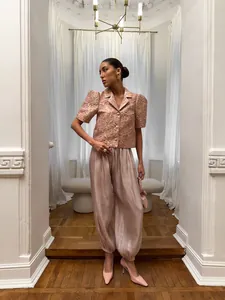 Eleganti pantaloni a lanterna rosa scintillanti con vestibilità ampia per un look chic