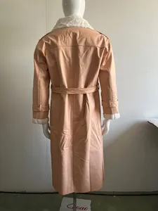 Vista posteriore di un cappotto lungo da donna in ecopelle con collo di peluche e cintura