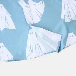 Dettaglio in primo piano di una camicia azzurra con stampa di fantasmi e bottoni.