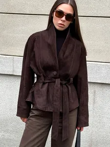 Eleganter dunkelbrauner Wildleder-Gürteljacke für Damen im angesagten Street-Style-Look