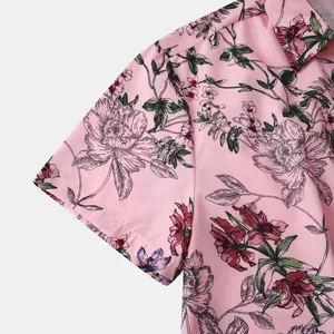 Nahaufnahme von rosa Blumenmuster und Nähten auf einem Herren Kurzarm-Freizeithemd