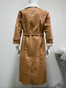 Vista posteriore di un cappotto lungo in ecopelle cammello con collo e polsini in montone.
