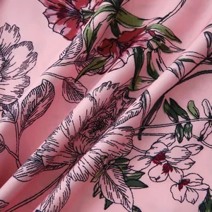 Makro-Detail des rosa geblümten Druckstoffs auf herren kurzärmeligem Sommerhemd
