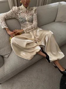 Eleganti pantaloni a lanterna in raso champagne a vita alta con vestibilità morbida