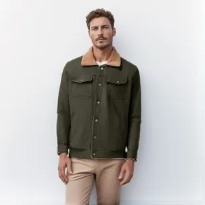 Dettaglio della giacca da uomo verde oliva con morbido colletto in pile sherpa marrone