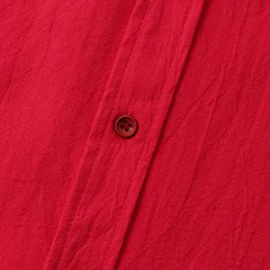 Κοντινό πλάνο της υφής κόκκινου λινού υφάσματος με κουμπί στην πατιλέτα ανδρικού πουκάμισου