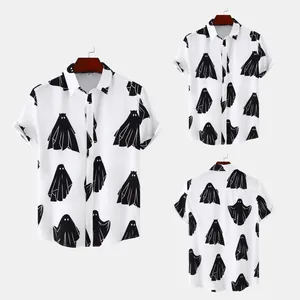 Camicia da uomo a maniche corte con stampa di fantasmi neri su tessuto bianco.