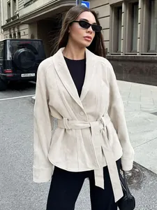 Detail einer beigen Vintage-Wildlederjacke mit elegantem Bindegürtel und Revers.