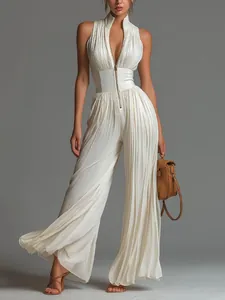 Gesamtansicht des plissierten Jumpsuits zur Hervorhebung der weiten Silhouette und Textur.