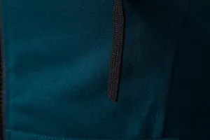 Gros plan sur le tissu respirant bleu sarcelle et le cordon noir d'un gilet sport