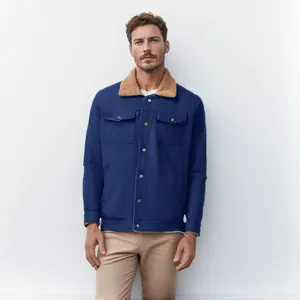 Vista dettagliata della giacca casual da uomo blu navy con colletto in sherpa beige