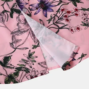 Detailaufnahme eines pinkfarbenen Herren-Blumenhemds mit Stoffstruktur und Knöpfen
