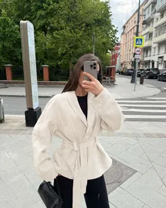 Vintage Damenjacke aus Wildlederimitat mit Gürtel in Elfenbein, urbaner Streetstyle-Look
