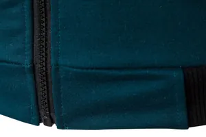 Détail macro de la fermeture éclair et des coutures de ce gilet de sport pour hommes.