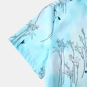 Gros plan du motif floral artistique sur une chemise hawaïenne bleu clair pour hommes