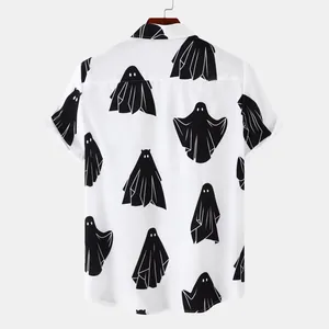 Vista posteriore di camicia bianca a maniche corte con motivi a fantasma neri su sfondo.