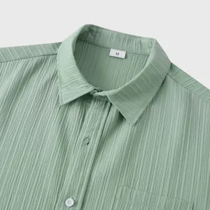 Primer plano de camisa de hombre verde claro con textura de tejido arrugado único