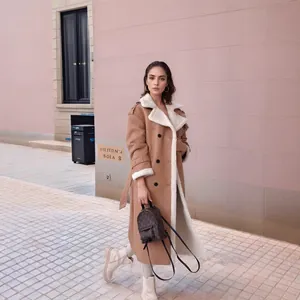 Elegante cappotto lungo color cammello double face con revers in pile bianco e cintura