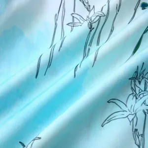 Détail rapproché montrant la texture douce d'un tissu floral hawaïen bleu clair pour chemises