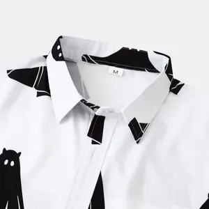 Primo piano di camicia bianca a maniche corte con stampa fantasma nera e dettaglio colletto M