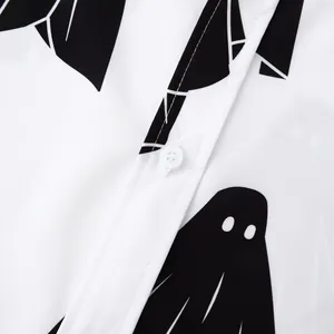 Dettaglio macro del tessuto di una camicia a maniche corte da uomo bianca con fantasmi neri