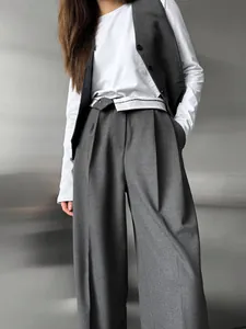 Vue détaillée d'un pantalon gris à taille haute et jambes larges avec gilet assorti