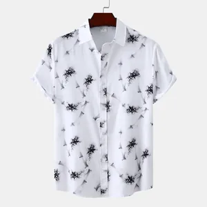 Détail d'une chemise à manches courtes blanche pour homme avec imprimé bambou