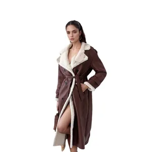 Elegante cappotto lungo in ecopelle marrone con fodera in montone bianco e cintura.