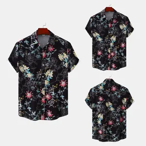 Herren Freizeit-Kurzarmhemd in Schwarz mit Blumenmuster, weißen Aufschlägen und Knopfleiste.