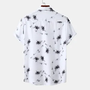 Vue arrière détaillée d'une chemise hawaïenne à manches courtes pour hommes avec imprimé bambou