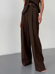 Vue détaillée d'un pantalon large marron à taille haute pour femme au tombé élégant