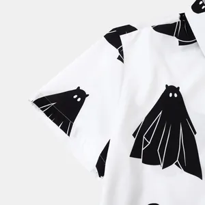 Dettaglio di camicia bianca a maniche corte da uomo con motivi a fantasma di colore nero
