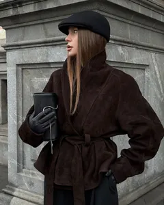Nahaufnahme der braunen Wildleder-Wickeljacke im Vintage-Stil mit Taillengürtel und Ärmeln