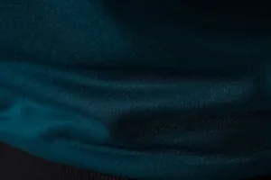 Vue macro en gros plan du tissu tricoté bleu sarcelle respirant pour gilet de sport homme