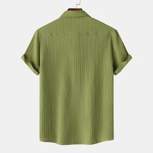 Vista trasera de camisa de manga corta verde oliva para hombre con tejido textura