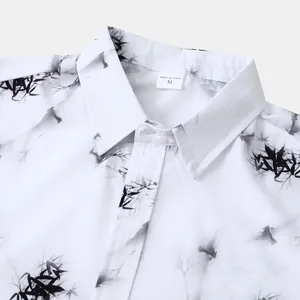Détail du col et imprimé bambou noir sur chemise hawaïenne blanche pour hommes.