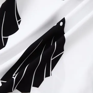 Dettaglio in primo piano del tessuto bianco con motivo floreale nero per camicia da uomo