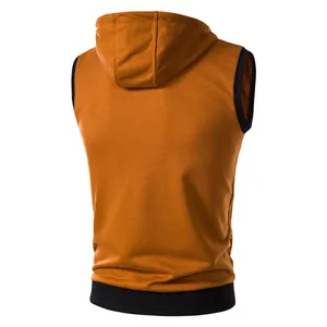 Vue arrière d'un gilet sans manches à capuche pour homme, coupe ajustée, orange brûlé