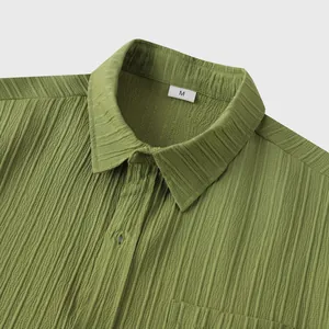Primer plano del cuello y los detalles de la tela de la camisa verde con textura para hombre