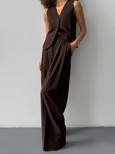 Détail du pantalon de costume marron à jambes larges pour femmes à taille haute