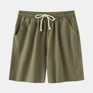 Vue détaillée du short en coton et lin vert armée montrant la texture du tissu