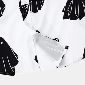 Vista dettagliata delle cuciture e del tessuto della camicia bianca con stampe fantasma.
