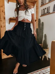 Bohemian μαύρη φούστα με βολάν και επίπεδα σε μια κομψή σκηνή lifestyle μόδας