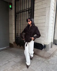 Detailansicht einer dunkelbraunen Wildlederjacke mit Gürtel im Vintage-Stil