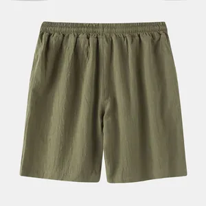 Détail de la face avant d'un short décontracté en coton et lin pour homme vert olive