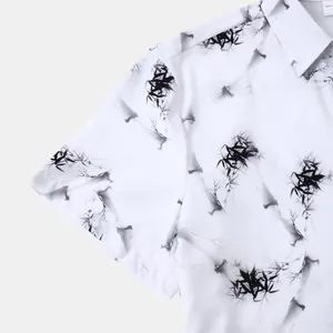 Détail d'une chemise à manches courtes pour hommes blanche avec imprimé bambou noir