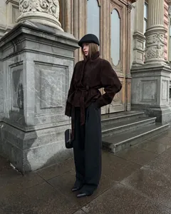 Nahaufnahme der braunen Wildleder-Samtjacke mit Taillengürtel für Damen im Vintage-Stil.