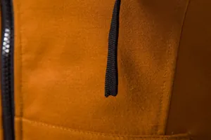 Vue détaillée d'un gilet de sport marron pour hommes avec fermeture éclair noire et cordon plat